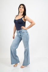 Jeans gamba dritta in denim leggero estivo a vita alta.