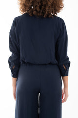 modella indossando Blusa con scollo incrociato e fondo elastico in misto viscosa colore