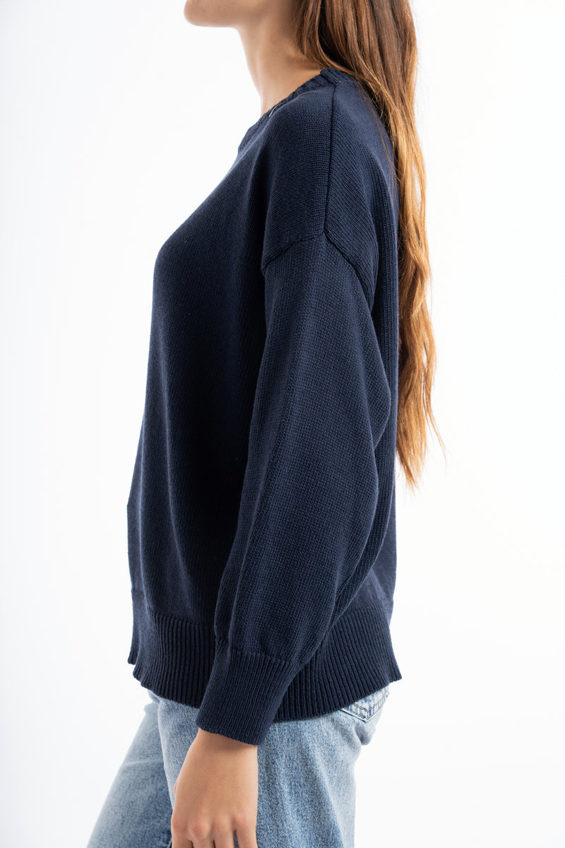 modella indossando Maglione primaverile girocollo in misto cotone colore