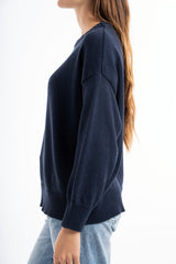 modella indossando Maglione primaverile girocollo in misto cotone colore