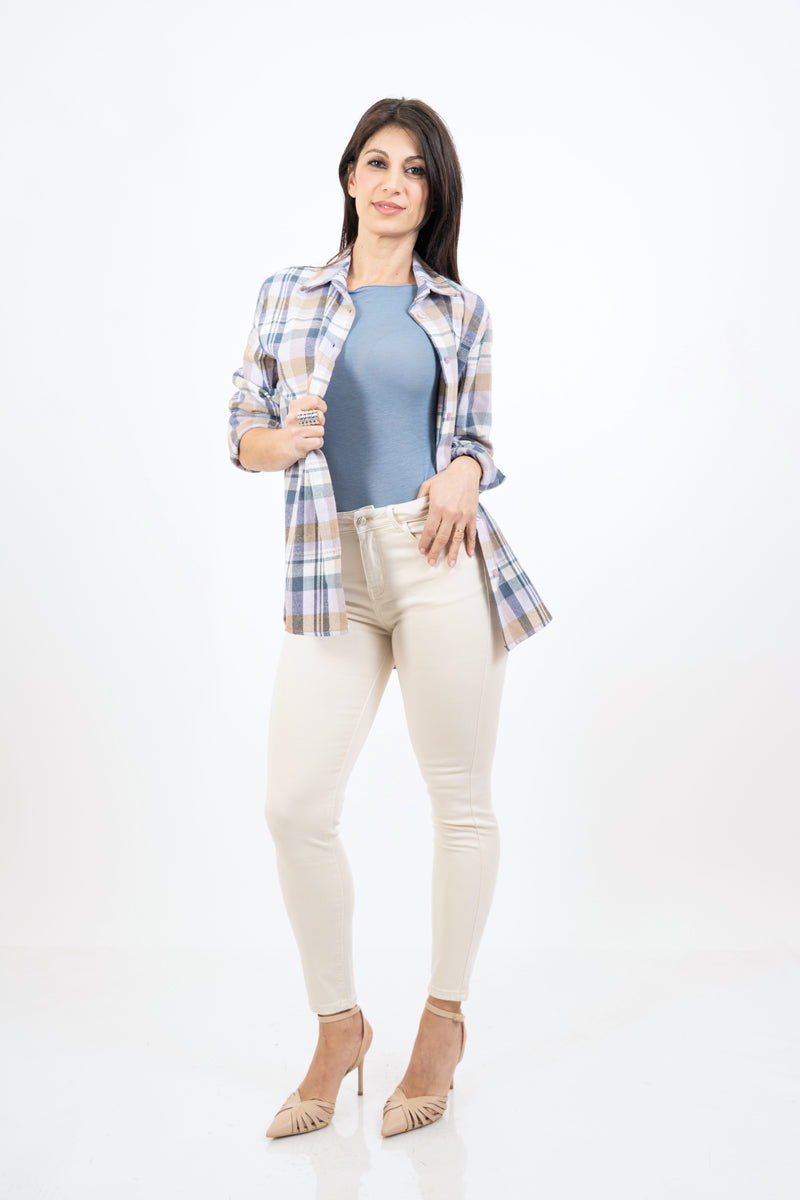 modella indossando Jeans slim fit color panna elasticizzato colore