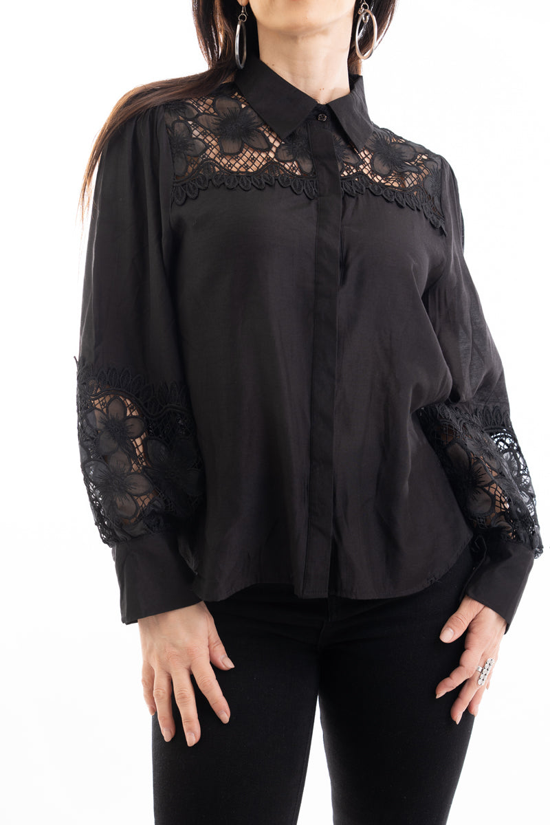 modella indossando Camicia donna in viscosa e tencel con inserti macramé e maniche a palloncino colore Nero Unica