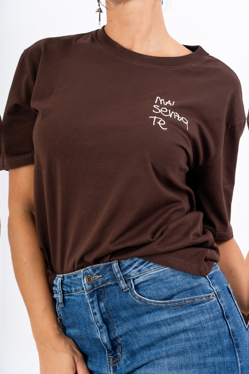 T-shirt in cotone con ricamo “mai senza te”