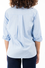 modella indossando Camicia in cotone con applicazioni di paillettes floreali colore