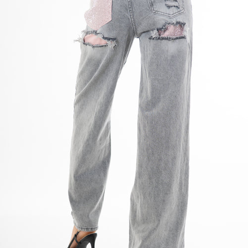 modella indossando Jeans wide leg grigio slavato con tasca posteriore rosa strass e rotture colore Denim Grigio