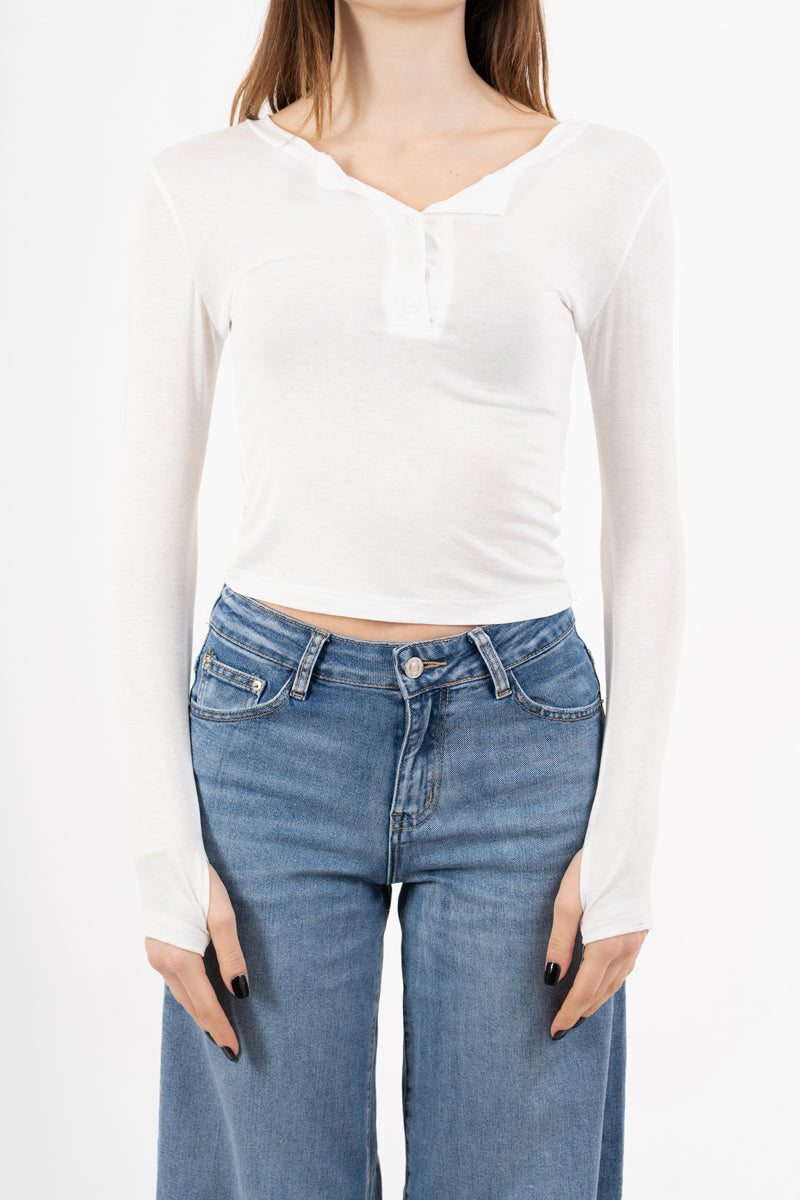 modella indossando Maglia corta serafino in cotone elasticizzato colore PANNA Unica