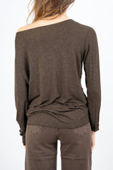 modella indossando Maglia over con scollo ampio in viscosa e cashmere con filo laminato colore