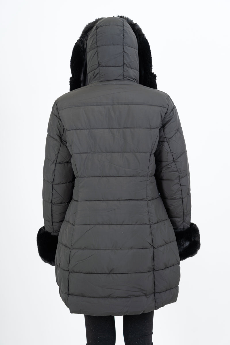 modella indossando Piumino avvitato con cappuccio e pelliccia rimovibile colore