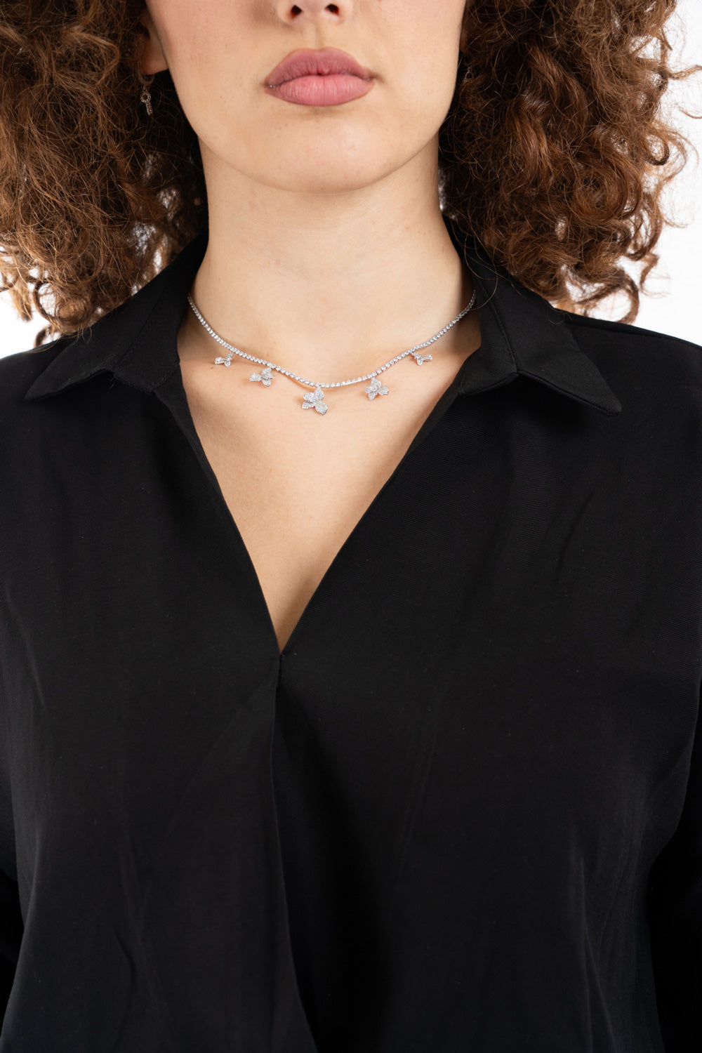 modella indossando Collana tennis con foglioline pendenti in strass colore Argento Unica