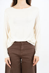 modella indossando Maglia over con scollo ampio in viscosa e cashmere con filo laminato colore