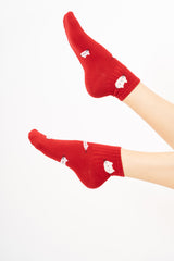 modella indossando Calzini donna fantasia micetti in cotone colore Rosso Unica