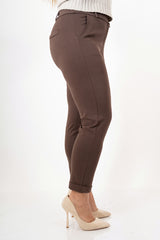 modella indossando Pantaloni Punto Milano Elegance – Marrone colore