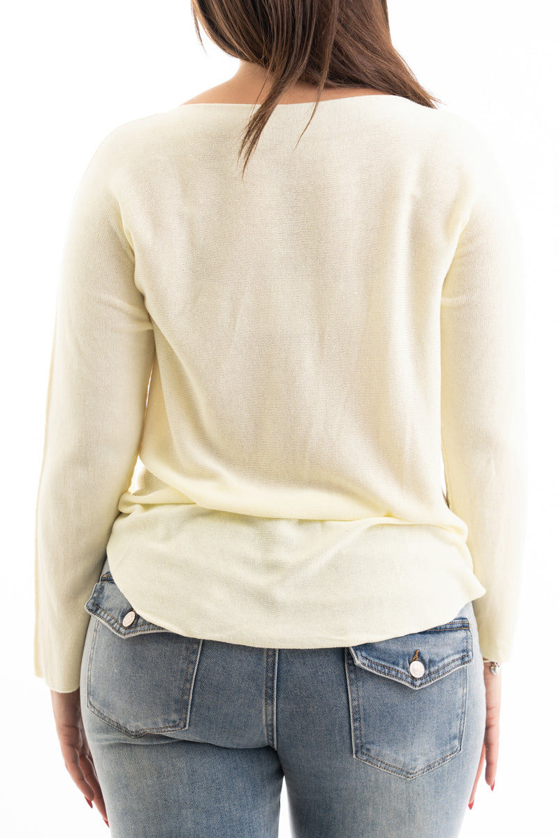 modella indossando Maglia over scollo V in misto viscosa con bordo pulito colore