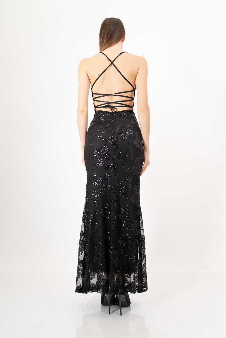 modella indossando Abito Sirena Shine – Lungo con Paillettes e Schiena scoperta colore