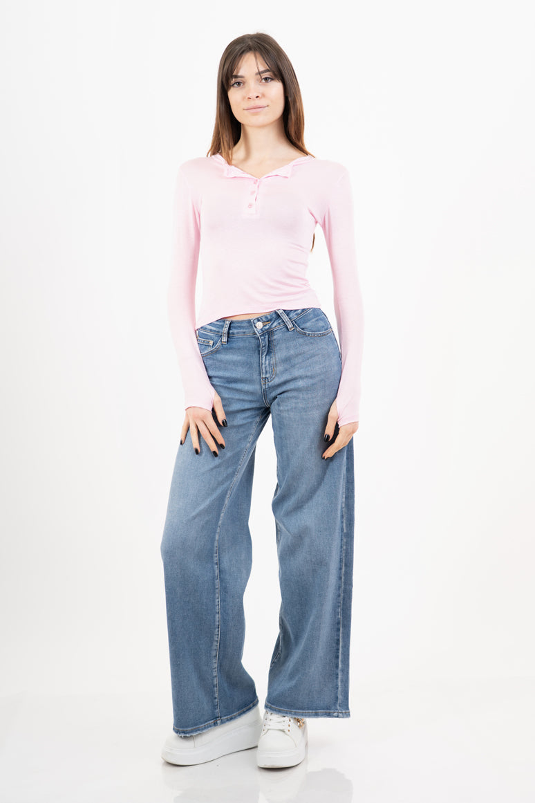 modella indossando Maglia corta serafino in cotone elasticizzato colore