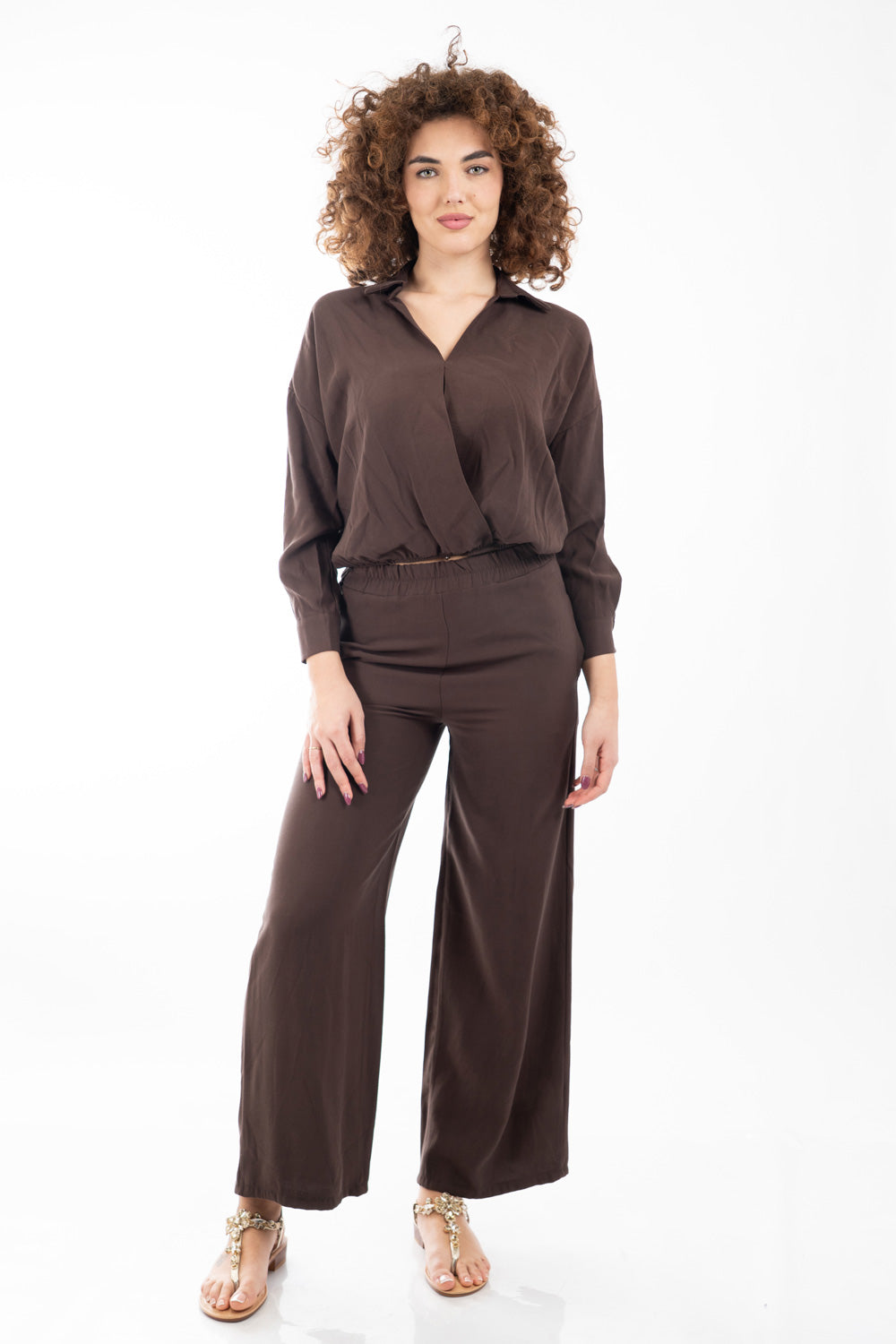 modella indossando Blusa con scollo incrociato e fondo elastico in misto viscosa colore