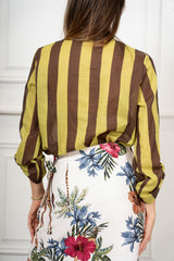 modella indossando Camicia Collo Coreana in Tencel a Righe Multicolor colore