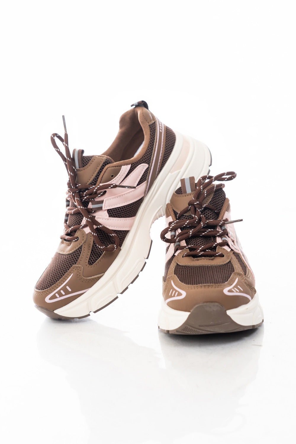 modella indossando Sneakers chunky in mesh con inserti tecnici e suola platform – marrone colore Marrone