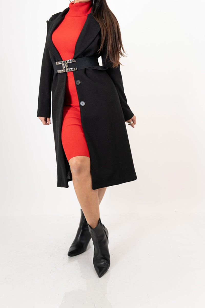 modella indossando Abito midi in maglia a collo alto in viscosa elasticizzata colore Rosso Unica