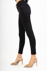 modella indossando Jeans ColorSkin Nero colore