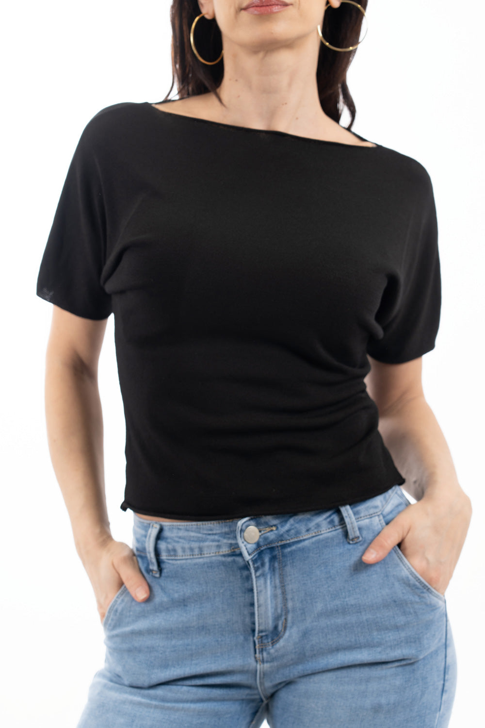 modella indossando Maglia in viscosa a manica corta con finitura minimal colore Nero Unica