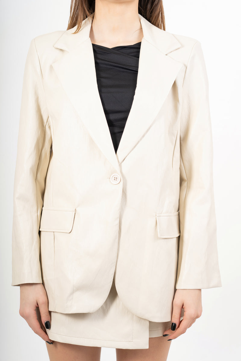 modella indossando Giacca ecopelle morbida con spalline e bottone colore Beige Chiaro Unica