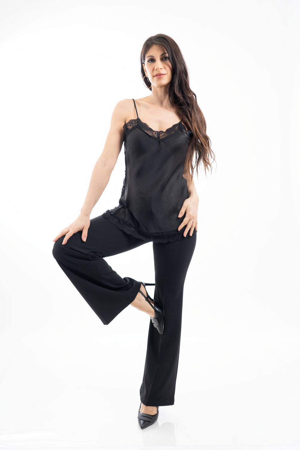 modella indossando Top satinato con pizzo e spalline sottili effetto lingerie colore