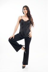 modella indossando Top satinato con pizzo e spalline sottili effetto lingerie colore