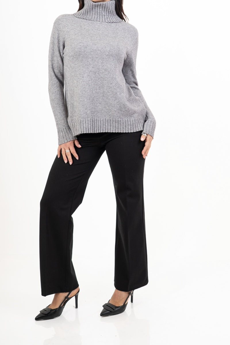 modella indossando Maglione over con collo alto in filato morbido e caldo colore