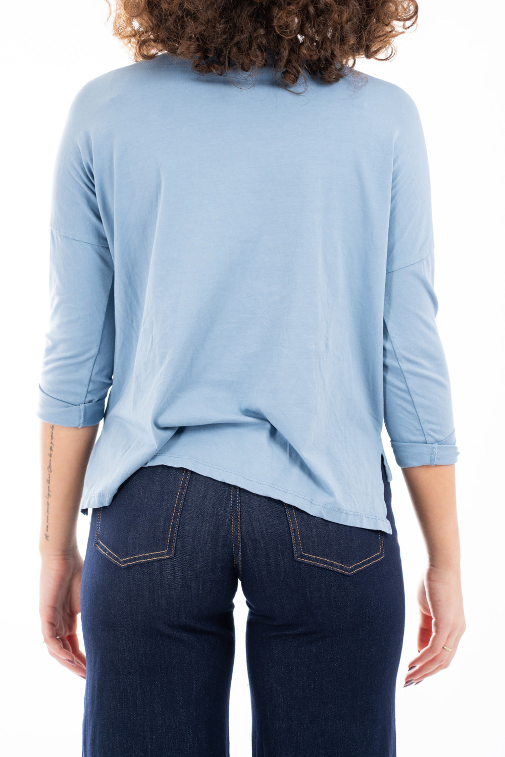 modella indossando Maglia over in cotone elasticizzato con scollo ampio e spacchi laterali colore