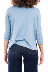 modella indossando Maglia over in cotone elasticizzato con scollo ampio e spacchi laterali colore