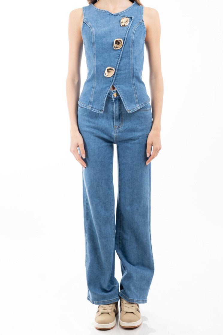 modella indossando Completo in denim elasticizzato con gilet incrociato e pantalone svasato colore Denim Medio