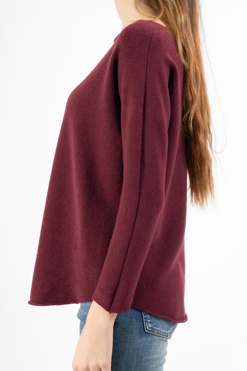 modella indossando Maglia over collo a barchetta con orlo stondato in viscosa colore