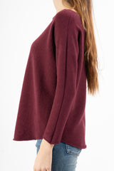 modella indossando Maglia over collo a barchetta con orlo stondato in viscosa colore