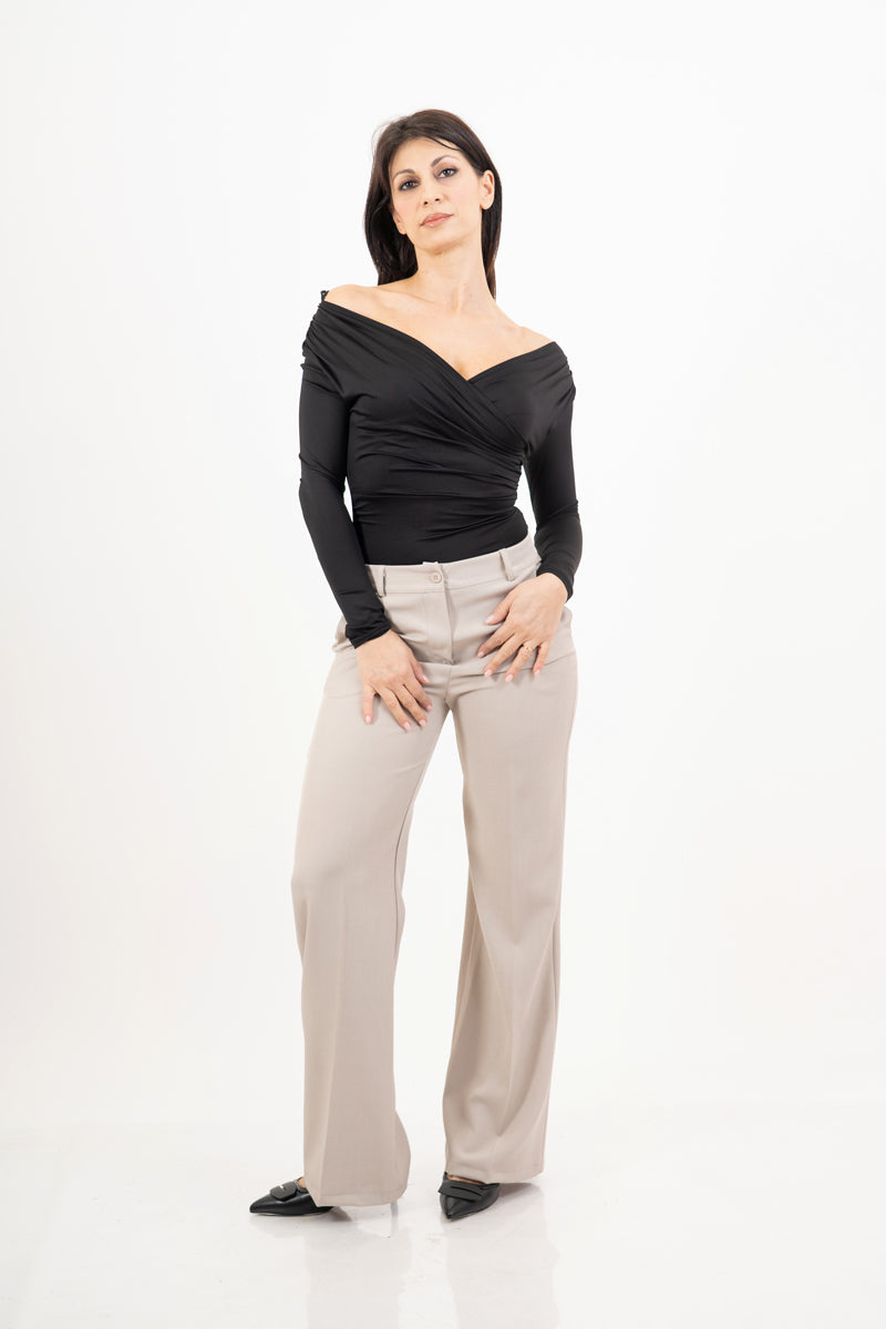 modella indossando Body con scollo portafoglio in maglina elasticizzata colore