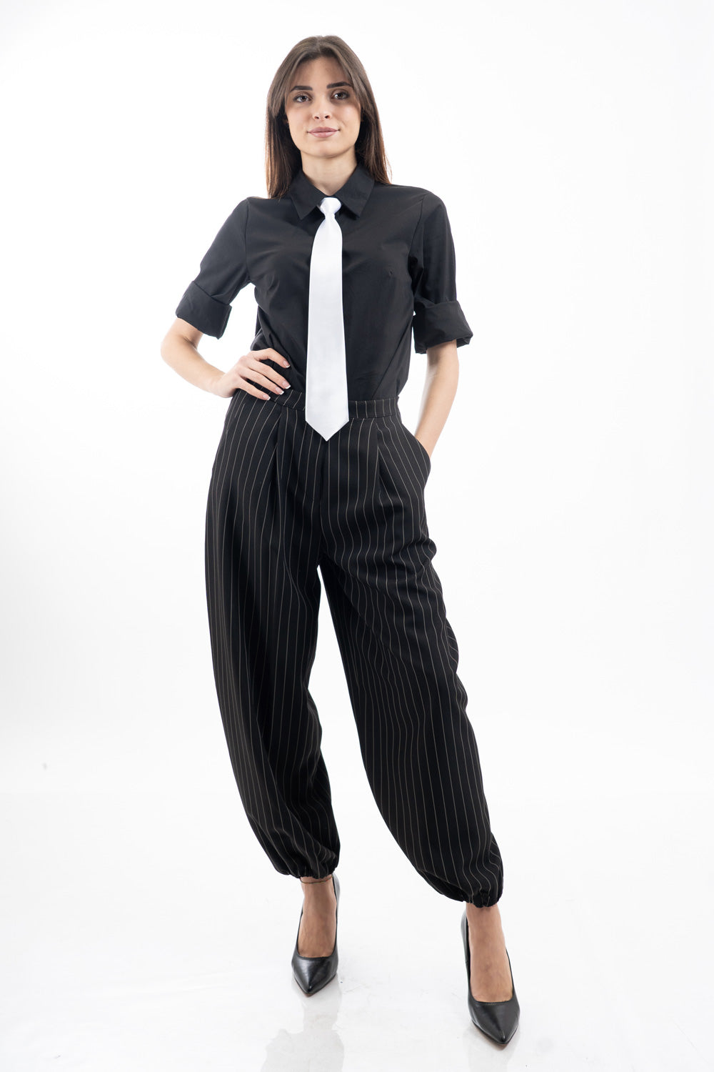 modella indossando Pantalone carrot gessato con pinces e fondo elasticizzato colore