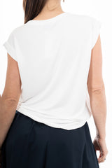 modella indossando T-shirt morbida in viscosa elasticizzata con manica risvoltata colore