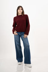 modella indossando Maglione over girocollo con fondo asimmetrico e spacchi laterali colore