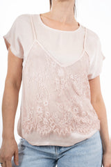 modella indossando Maglia in viscosa effetto doppio strato con top in pizzo colore Rosa Unica