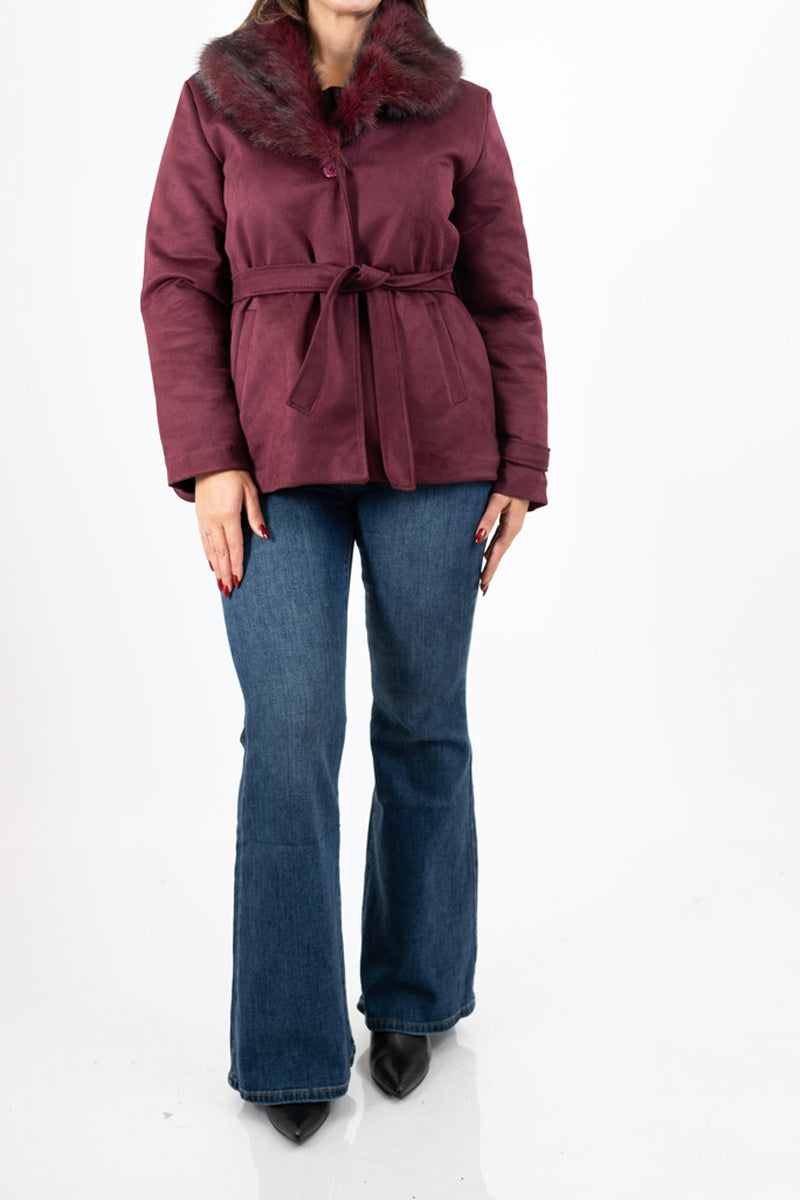 modella indossando Giacca ecocamoscio corta con collo in eco-pelliccia - Bordeaux colore
