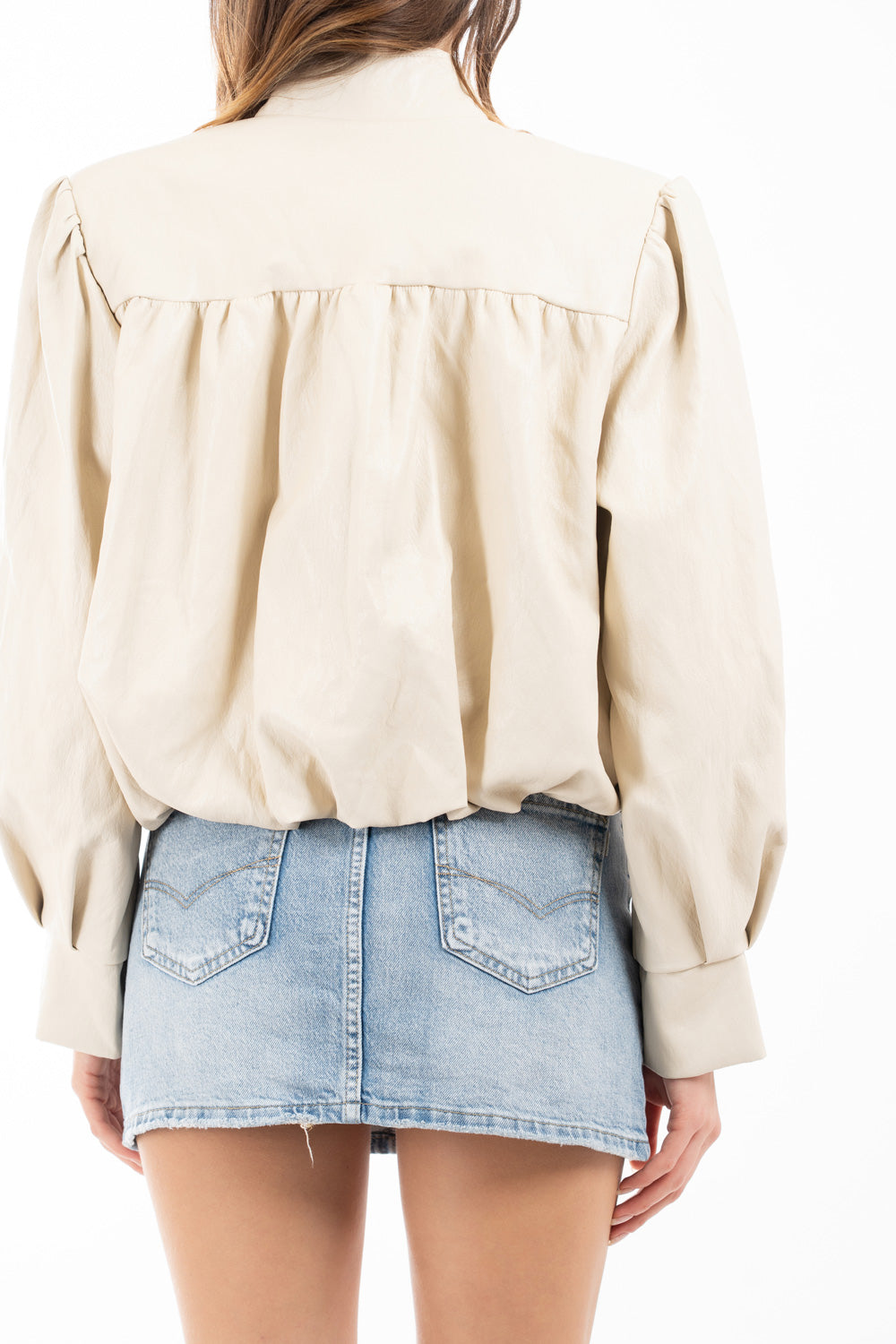 modella indossando Giacca corta effetto nappa con maniche ampie e fondo a palloncino colore