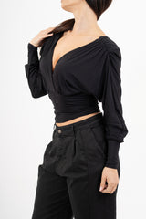 modella indossando Maglia crop drappeggiata con doppio scollo incrociato e spalle strutturate colore