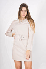 modella indossando Abito girocollo ampio con spalline e cinta colore