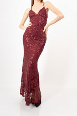 modella indossando Abito Sirena Shine – Lungo con Paillettes e Schiena scoperta colore BORDEAUX Unica