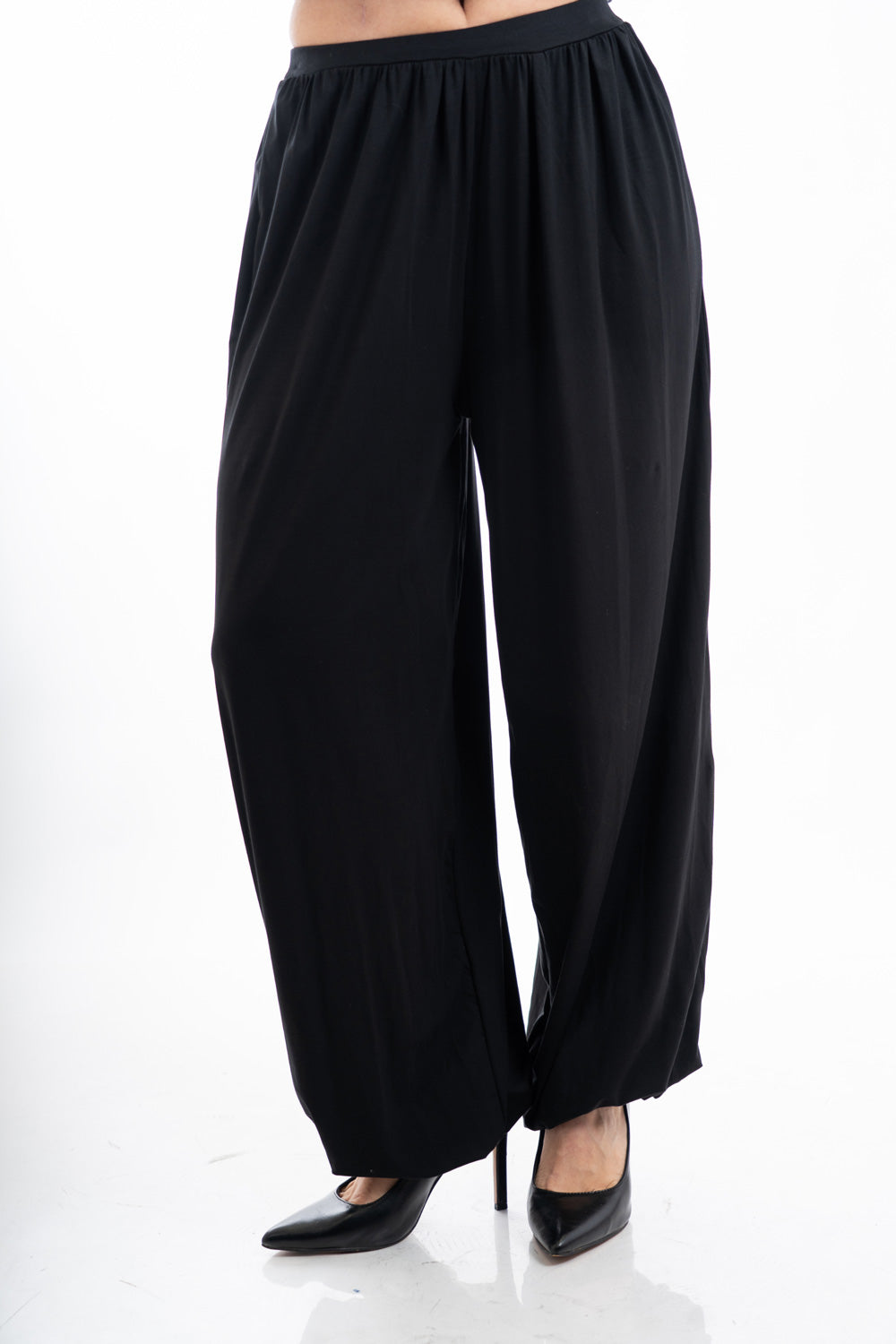 modella indossando Pantalone balloon in viscosa elasticizzata con fondo arricciato colore Nero Unica