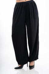modella indossando Pantalone balloon in viscosa elasticizzata con fondo arricciato colore Nero Unica
