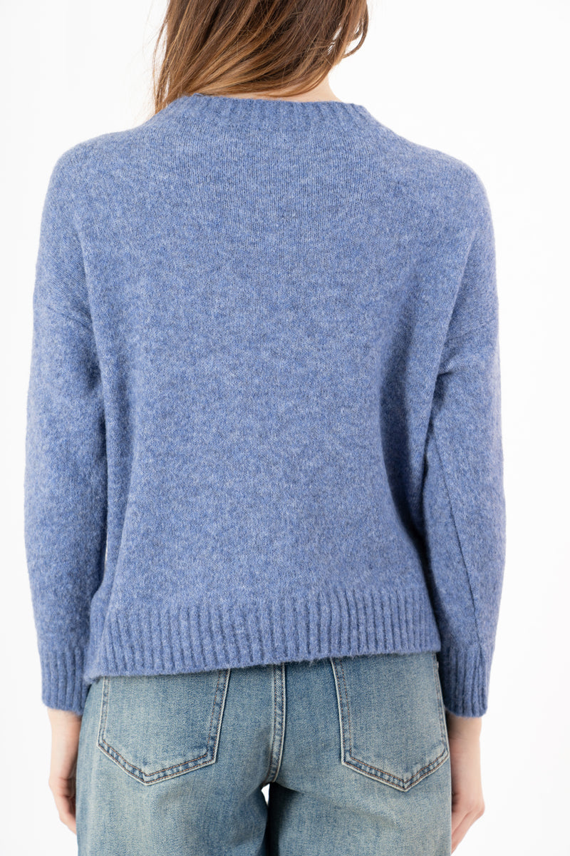 modella indossando Maglione girocollo “No vabbè” in misto lana ricamato colore