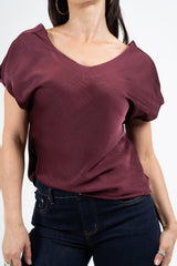 modella indossando Blusa effetto raso cangiante con scollo V e manica con cucitura interna colore Prugna Unica