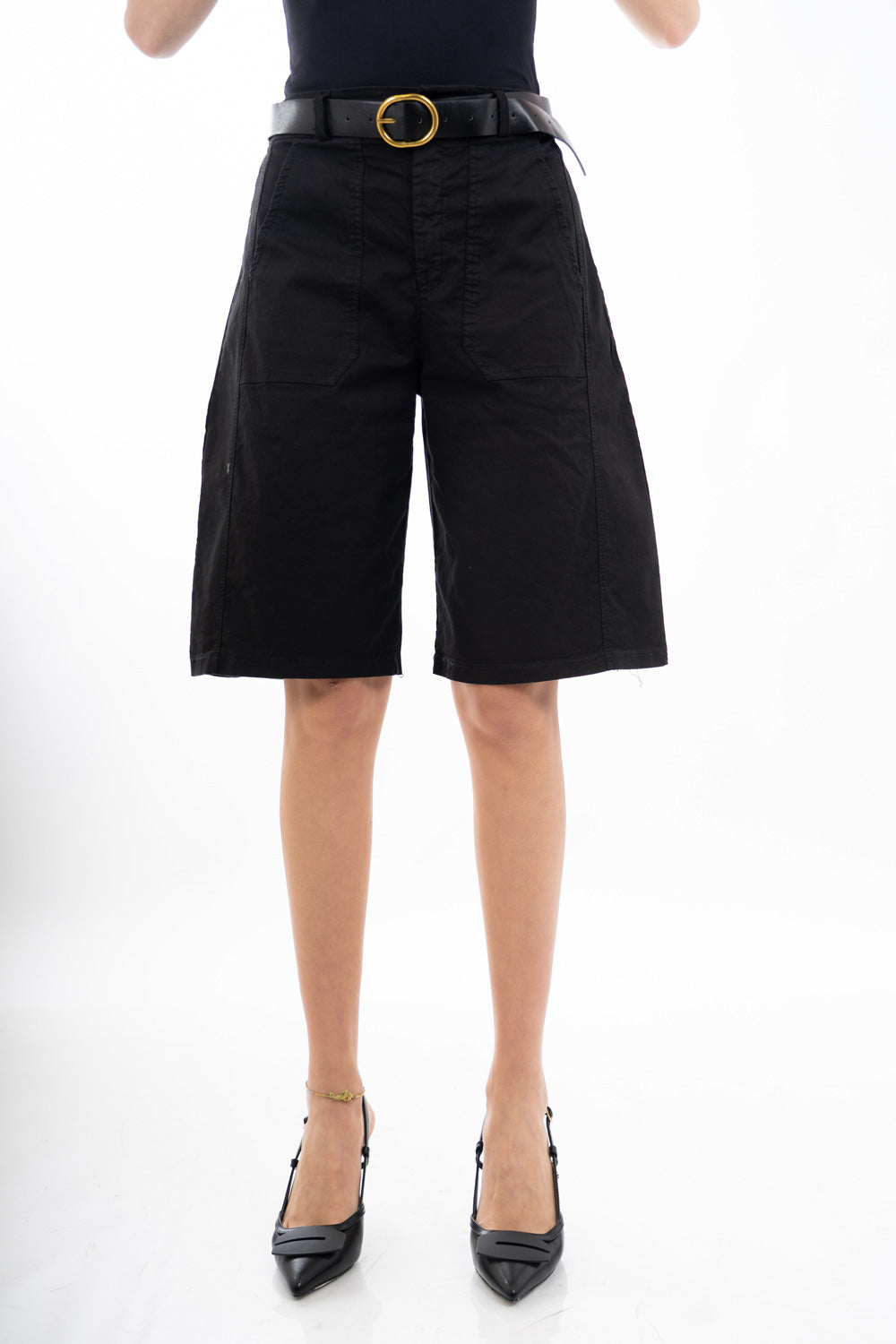 modella indossando Bermuda morbido con tasche applicate in cotone elasticizzato e cintura colore Nero