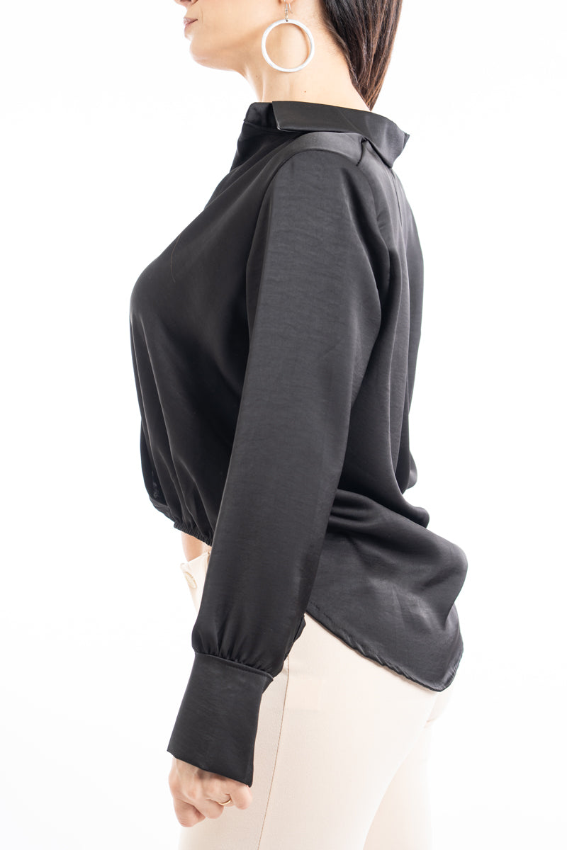 modella indossando Blusa in raso collo camicia con fondo elasticizzato colore